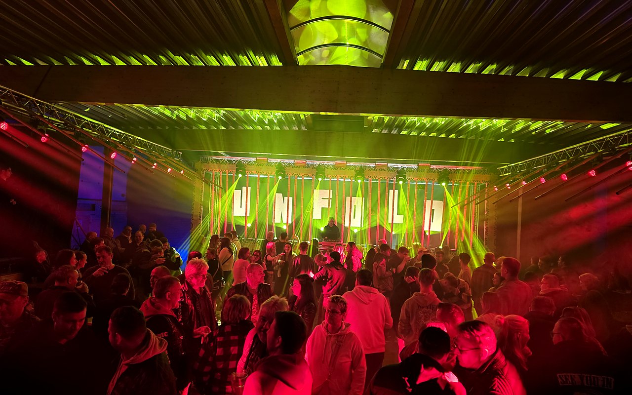 UNFOLD indoor floor — crowd
