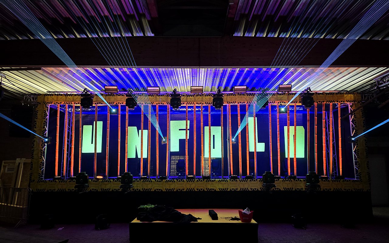 UNFOLD — stage build, empty hall