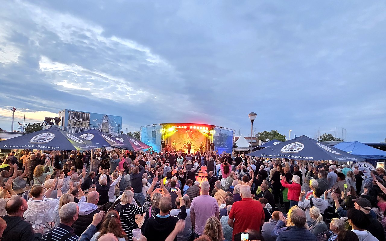 Hafenfesttage 2026 — harbour stage at dusk