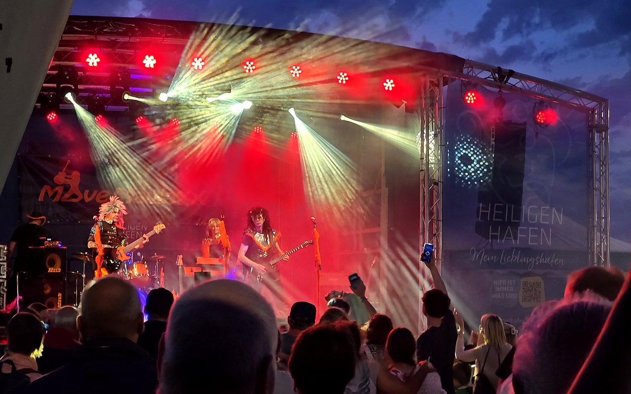 Pfingsten 2026 — live act, front of house