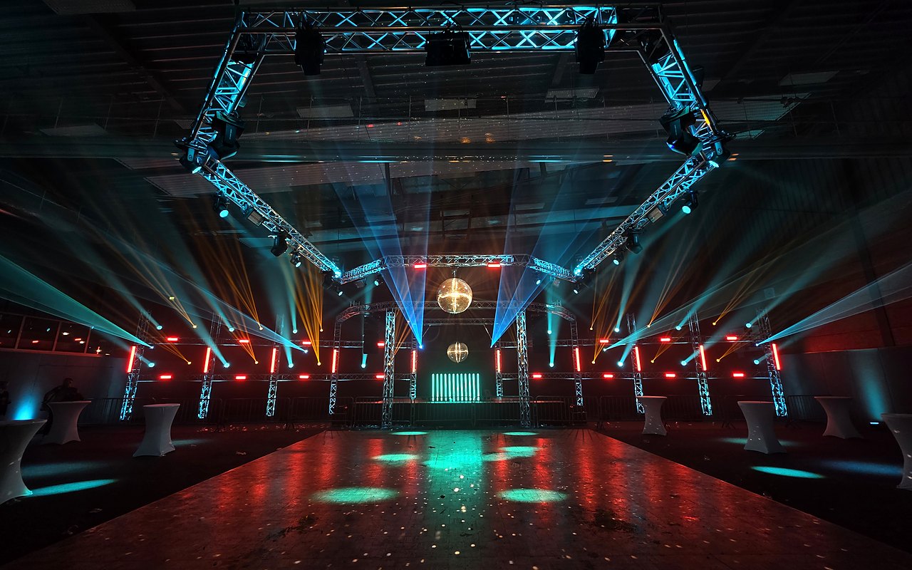 Tanz in den Mai 2026 — empty floor before doors